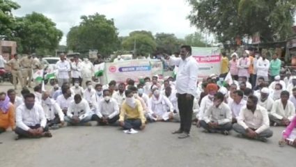 शेतकऱ्याच्या पोरांना हातात बंदुका घ्यायला लावू नका, स्वाभिमानीचा इशारा; इस्लामपूर रस्त्यावर रास्ता रोको