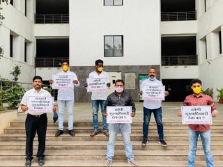 बारामती नगरपालिकेला मुख्याधिकारी देता का?; मनसेचे नगरपालिकेसमोर आंदोलन