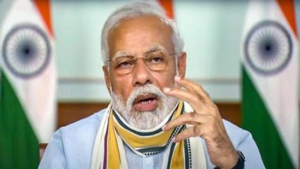 नंदीला नमस्कार करून PM मोदी गर्भगृहात, महाकालच्या समोर बसून पूजा सुरू