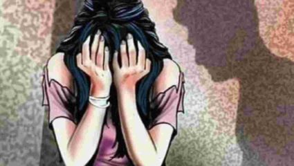 सोबत फिरायल आणि जेवायला चल, …अन्यथा खोट्या गुन्ह्यात अडकविण; महिला कर्मचाऱ्याचा विनयभंग