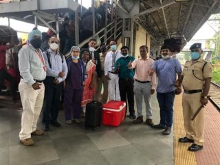 “लोकल ट्रेन” ही  मुंबईकरांची जीवनवाहिनीचं !