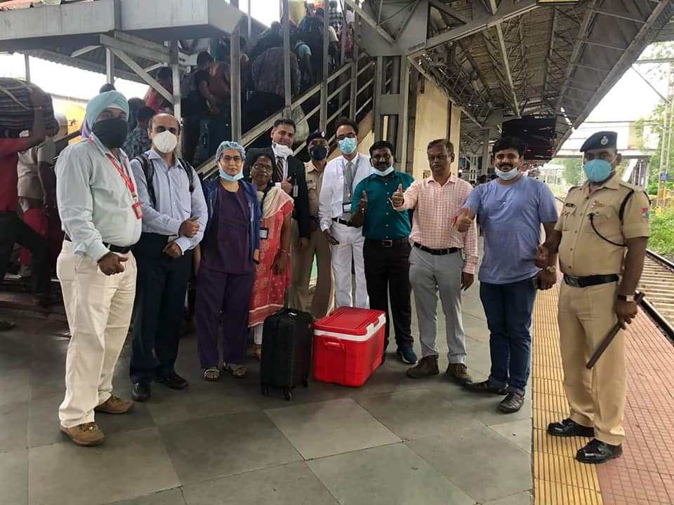 “लोकल ट्रेन” ही  मुंबईकरांची जीवनवाहिनीचं !