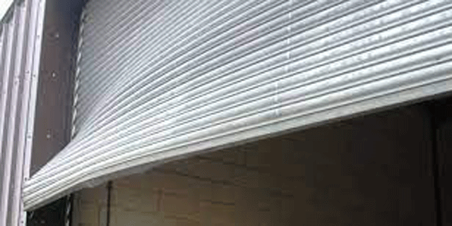 किराणा दुकानाचा पत्रा उचकटला अन्…