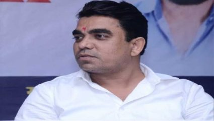 पक्ष सोडून जाणाऱ्या खासदारांसाठी पिता-पुत्र व विश्वप्रवक्ते कोणत्या नवीन शब्दांचा वापर करणार? मनसेचा शिवसेनेला सवाल