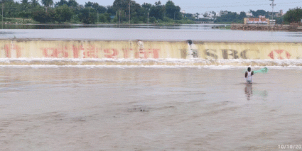 म्हसवड शहरात पावसाची धुव्वाधार बॅटिंग; रस्त्यांना नद्यांचे स्वरूप