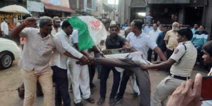 ‘स्वाभिमानी’च्या वतीने महाविकास आघाडी सरकारच्या प्रतिकात्मक पुतळ्याच्या दहनाचा प्रयत्न