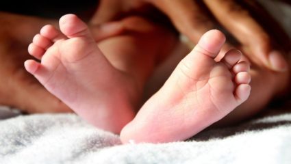 दुचाकीचा अचानक ब्रेक दाबल्याने झाला अपघात; दहा महिन्यांची बालिका खाली पडली अन्…