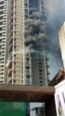 करीरोड मधील ‘वन अविघ्ना पार्क’ इमारतीला भीषण आग, १९व्या मजल्यावरुन पडून सुरक्षारक्षकाचा मृत्यू