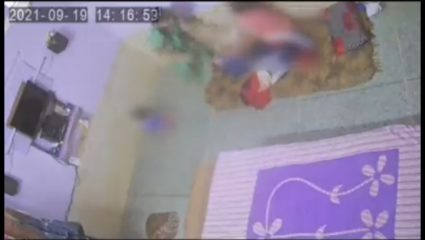 जन्मदात्या आईनेच आपल्या दोन मुलांना जमिनीवरुन आपटून आपटून मारले; मुलं मेल्याची खात्री करण्यासाठी असं काही केलं की पोलिसही हादरले- पाहा व्हिडिओ