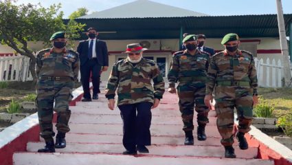 PM Modi जवानांसोबत साजरी करणार दिवाळी, सैनिकांना शुभेच्छा आणि मिठाई देऊन साजरी केली दिवाळी
