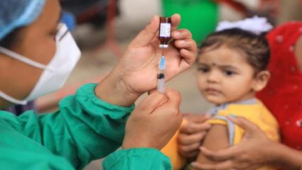 लहान मुलांच्या लसीकरणाला का होतोय उशीर? आत्ताही लसीकरण सुरु केले तरी एका वर्षात केवळ २५ टक्के मुलांचेच लसीकरण शक्य