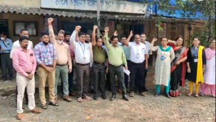 कार्यालयात थुंकण्यास विरोध केल्याने आरटीओ कर्मचाऱ्याला मारहाण, संतप्त कर्मचाऱ्यांचे लेखणी बंद आंदोलन