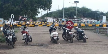 रेल्वे वसाहत मुख्य बाजारपेठेपासून विभक्त; गेल्या दोन वर्षांपासून कायमस्वरुपी बंद