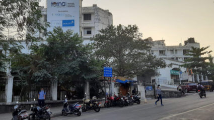 रुग्णालये पार्किंग करू देईना वाहतूक पोलीस वाहन उभे करू देईना – पालिका तसेच खासगी रुग्णालयांजवळील प्रकाराने वाढला नागरिकांचा ताप