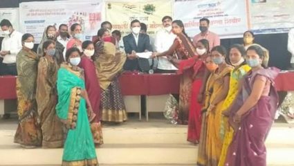 महिलांनी बचत गटाच्या माध्यमातून सोलापूर जिल्ह्याचा नावलौकिक वाढवावा : दिलीप स्वामी
