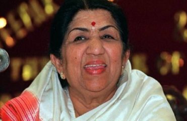 लता मंगेशकर यांचा उपचारांना प्रतिसाद; आशा भोसले, रश्मी ठाकरे, राज ठाकरे, सुप्रिया सुळे, मधुर भांडारकरांनी घेतली भेट