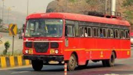 ‘एसटी’च्या पत्र्याने दोघांचे हात तुटले, बुलढाण्यातील धक्कादायक घटना