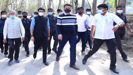 स्व. बाळासाहेब ठाकरे स्मारक उद्यानाला पर्यावरण मंत्री आदित्य ठाकरे यांची भेट.