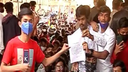 ऑफलाईन परिक्षेला विरोध करत विद्यार्थ्यांचं आंदोलन
