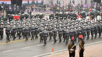  राजपथावर सेलिब्रेशन सुरू! प्रजासत्ताक दिनाच्या तालीमीत लष्कराच्या प्रात्याक्षिकांसह चित्ररथांचा समावेश