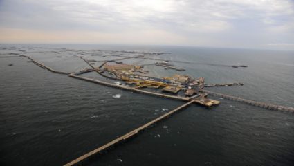 OMG! खाली तेल आणि वर घरं; चक्क तेलावर वसलयं हे शहर, पाहा कुठे आहे