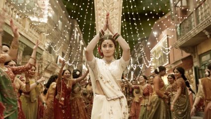 ‘गंगुबाई काठियावाडी’ चित्रपटामधील ‘ढोलिडा’ गाणं ठरतंय हिट, आलियानं बेभान होऊन केलाय डान्स, पाहा व्हिडिओ