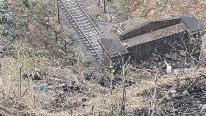 कसारा घाटात सुदैवाने टळला माेठा अपघात, तीनशे फुट दरीत कोसळला कंटेनर