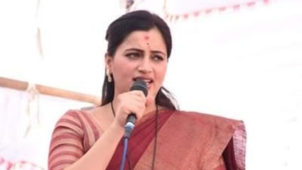 यशोमती ठाकूरांकडे पालकमंत्री पद चुकीने आले असून त्यांना ते पचत नाही, त्यांनी आपले उपचार मनोरुग्णाकडून करून घ्यावे, असा टोल खासदार नवनीत राणा यांनी लगावला आहे.  