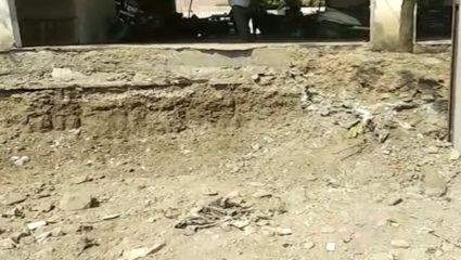 मनपाच्या झोन कार्यालयासमोरील खड्ड्यामुळे नागरिकांचे हाल, प्रशासनाचं दुर्लक्ष
