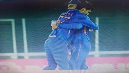 कारकिर्दीतील पहिली विकेट घेताच या खेळाडूने कोहलीला मारली मिठी, व्हिडिओ होतोय व्हायरल