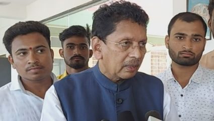 आम्ही शिवसेना सोडलेली नाही, आम्ही शिवसैनिकच, पण सध्या सुरक्षेच्या दृष्टीनं महाराष्ट्रात जाणं योग्य नाही – केसरकर
