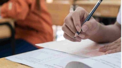 शाळेची फी न भरल्याने विद्यार्थिनीला दहावीच्या परीक्षेला बसू दिले नाही; पंढरपुरात घडली संतापजनक घटना