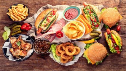 मोठ्या चवी चवीने  पिझ्झा-बर्गर खाण्याऱ्यांनो ही बातमी एकदा वाचाच; परत या पदार्थांना तुम्ही हातही लावणार नाही