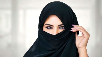 नीट हिजाब न घातल्याने शिक्षकाने 14 मुलींच केलं टक्कल, कुटुंबियांचा शाळेत एकच गोंधळ, शिक्षकाचं निलंबन!