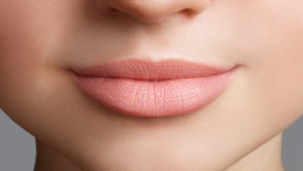ओठ काळवंडलेत? दुर्लक्ष करू नका, ‘हे’ उपाय सौंदर्यात टाकतील भर