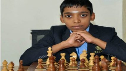 १६ वर्षीय भारतीय बुद्धिबळपटूने विश्वविजेत्या कार्लसनला नमवले, सचिनने केले कौतुक