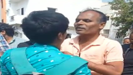 सततच्या छेडछाडीला कंटाळलेल्या मुलीने रोडरोमियोला दिला चोप, व्हिडिओ वायरल