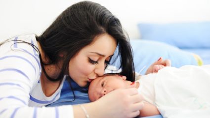 तुमच्या तान्ह्या बाळांची अशी घ्या काळजी, केसांपासून ते मालिशपर्यंत या टिप्स ठरतील फायदेशीर