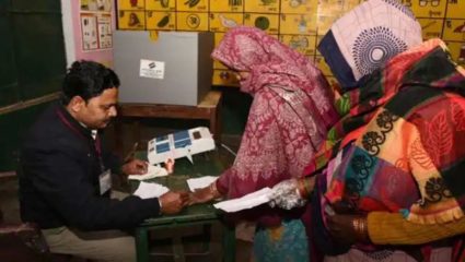 उत्तर प्रदेशात दुसऱ्या टप्प्याचे मतदान, बुरख्याच्या आडून बोगस मतदान होत असल्याचा भाजपाचा आरोप – मुरादाबादमध्ये सपा-बसपा कार्यकर्त्यांत राडा