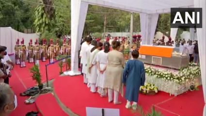 उद्योगपती राहुल बजाज अनंतात विलीन, शासकीय इतमामात झाले अंत्यसंस्कार