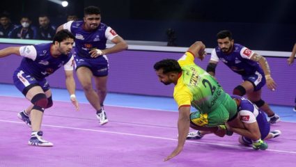 मनजीत चिल्लरचा हाय-5 पाटणा पायरेट्सचा पराभव ,दबंग दिल्ली प्लेऑफचे तिकीट जिंकणारा तिसरा संघ बनला