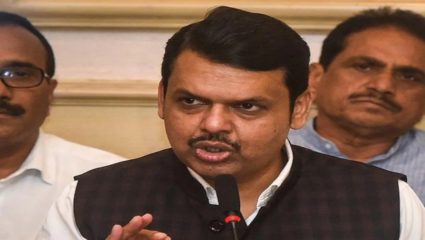 उपमुख्यमंत्री फडणवीसांच्या दत्तक गावात काँग्रेसचा झेंडा