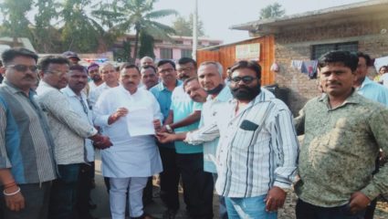 एसटी विलीनीकरणासाठी राज्यमंत्री यड्रावकर यांना एसटी कर्मचाऱ्यांचे निवेदन
