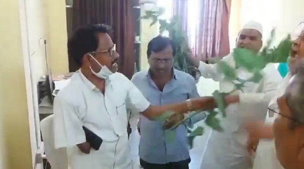 महसूल प्रशासनाच्या विरुद्ध कॉंग्रेस आक्रमक; नायब तहसीलदार यांच्या दालनात बेशरम फेकून आंदोलन