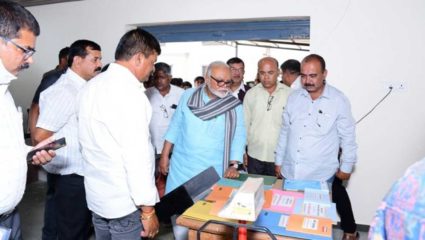 छगन भुजबळ यांची स्वस्त धान्य दुकानास अचानक भेट; केली ‘ही’ पाहणी
