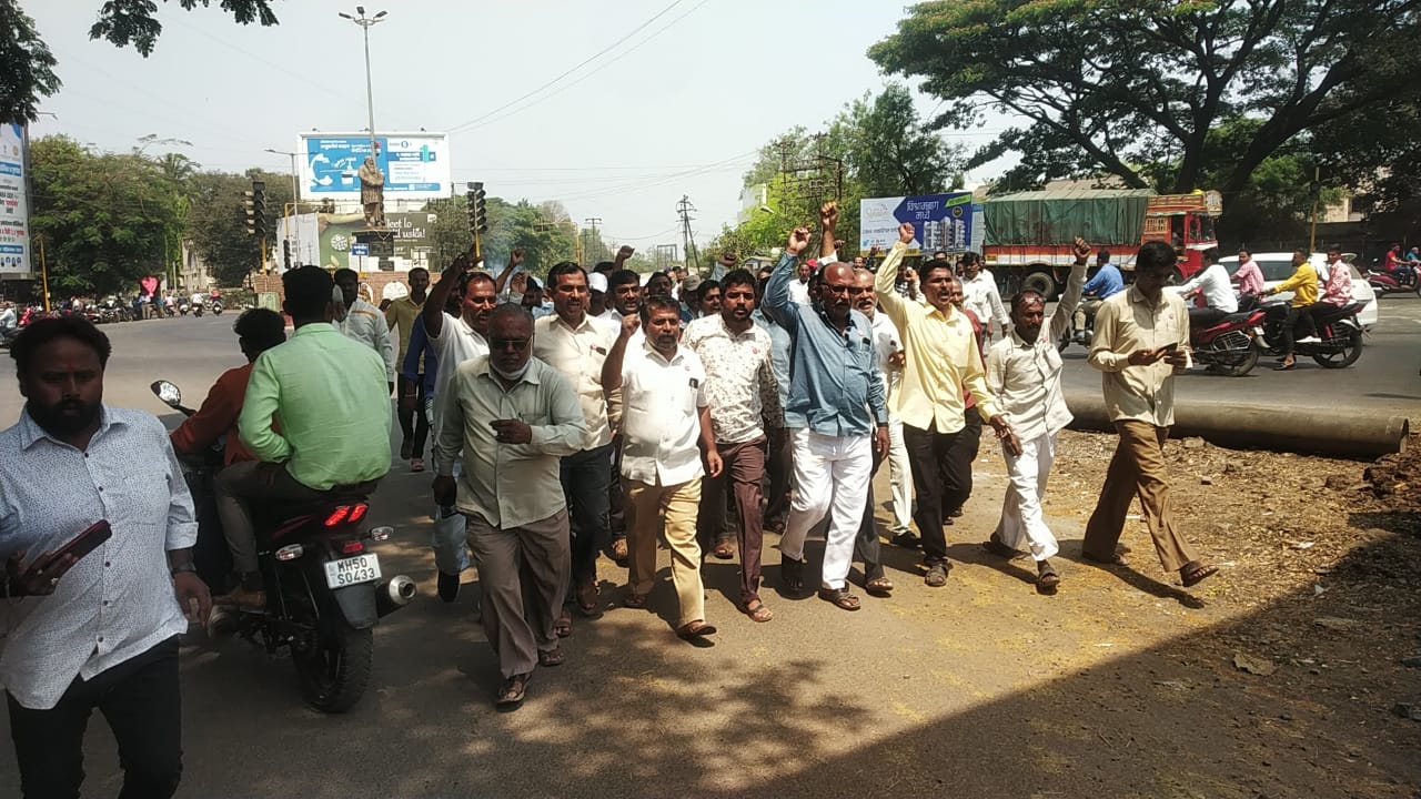 स्वाभिमानीची सांगली जिल्हा बँकेवर धडक