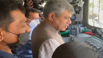 नया है यह – रेल्वे अपघात रोखण्यासाठी मेड इन इंडिया ‘कवच’ प्रणाली सज्ज, चक्क रेल्वेमंत्र्यांनी ट्रेनमध्ये बसून केली चाचणी