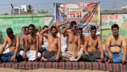 विलीनीकरण शिवाय माघार नाही; बीड आगारात अर्धनग्न आंदोलन करून कर्मचाऱ्यांनी राज्य सरकारचा  निषेध