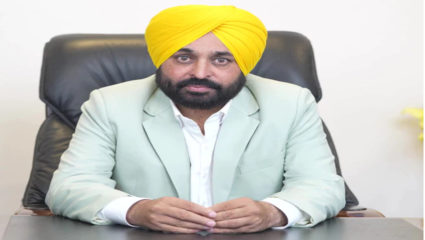 पंजाबच्या मुख्यमंत्र्यांनी खासगी शाळांच्या मनमानी कारभाराला लावला ब्रेक – फी वाढीवर बंदी, ठराविक दुकानातून पुस्तक आणि गणवेश घेण्याची सक्ती करण्यासही मनाई