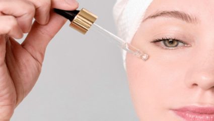 फेस सिरम चेहऱ्यासाठी किती फायदेशीर, खरचं त्वचा उजळते का? वाचा काय आहे तथ्य